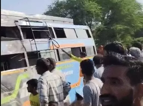 बेकाबू हुई स्लीपर बस पलटी- मचा हाहाकार- चली गई तीन की जान बेकाबू हुई स्लीपर बस पलटी- मचा हाहाकार- चली गई तीन की जान