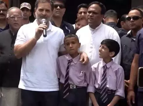 जम्मू कश्मीर पहुंचे राहुल- पाक गोलीबारी के पीड़ित बच्चों से मिले जम्मू कश्मीर पहुंचे राहुल- पाक गोलीबारी के पीड़ित बच्चों से मिले