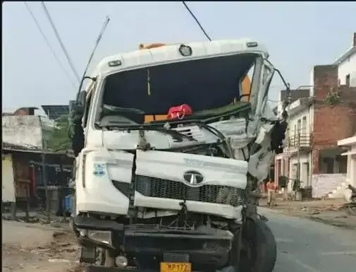 कार को टक्कर मारने के बाद मकान में घुसा टैंकर- घर का हिस्सा एवं कार... कार को टक्कर मारने के बाद मकान में घुसा टैंकर- घर का हिस्सा एवं कार...