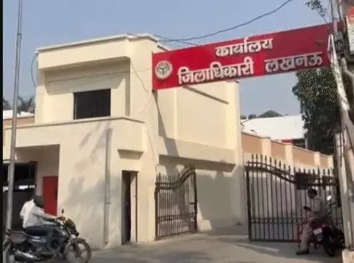 कलेक्ट्रेटकर्मी महिला को भी लगा घूंस का चस्का- रिश्वत लेते विजिलेंस... कलेक्ट्रेटकर्मी महिला को भी लगा घूंस का चस्का- रिश्वत लेते विजिलेंस...