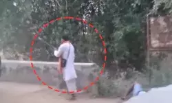 मिट्टी डालने के विवाद में घमासान- गोली मारकर 3 भाइयों का मर्डर मिट्टी डालने के विवाद में घमासान- गोली मारकर 3 भाइयों का मर्डर