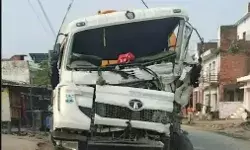 कार को टक्कर मारने के बाद मकान में घुसा टैंकर- घर का हिस्सा एवं कार... कार को टक्कर मारने के बाद मकान में घुसा टैंकर- घर का हिस्सा एवं कार...