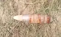 खेत के भीतर मिला जिंदा मोर्टार- मौके पर पहुंची सेना ने किया डिफ्यूज खेत के भीतर मिला जिंदा मोर्टार- मौके पर पहुंची सेना ने किया डिफ्यूज