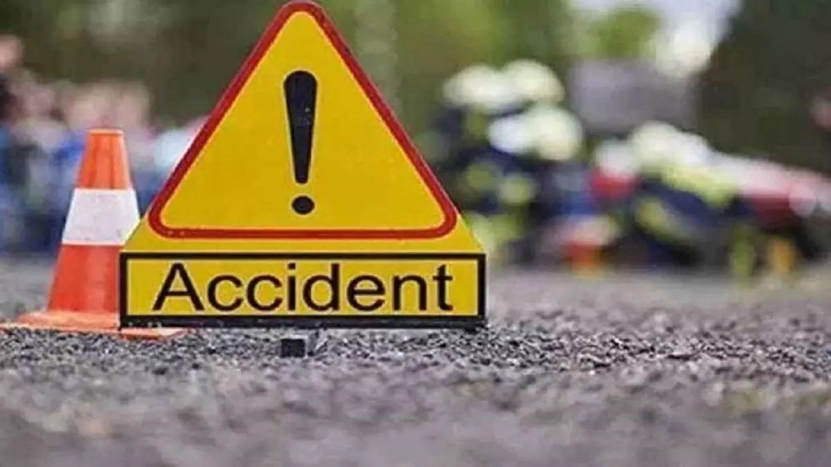 सड़क हादसे में एक ही परिवार के चार लोगों की मौत- इतने घायल सड़क हादसे में एक ही परिवार के चार लोगों की मौत- इतने घायल