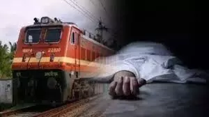 रेलवे ट्रैक पर मिला अज्ञात युवक का शव- शिनाख्त में जुटी पुलिस रेलवे ट्रैक पर मिला अज्ञात युवक का शव- शिनाख्त में जुटी पुलिस