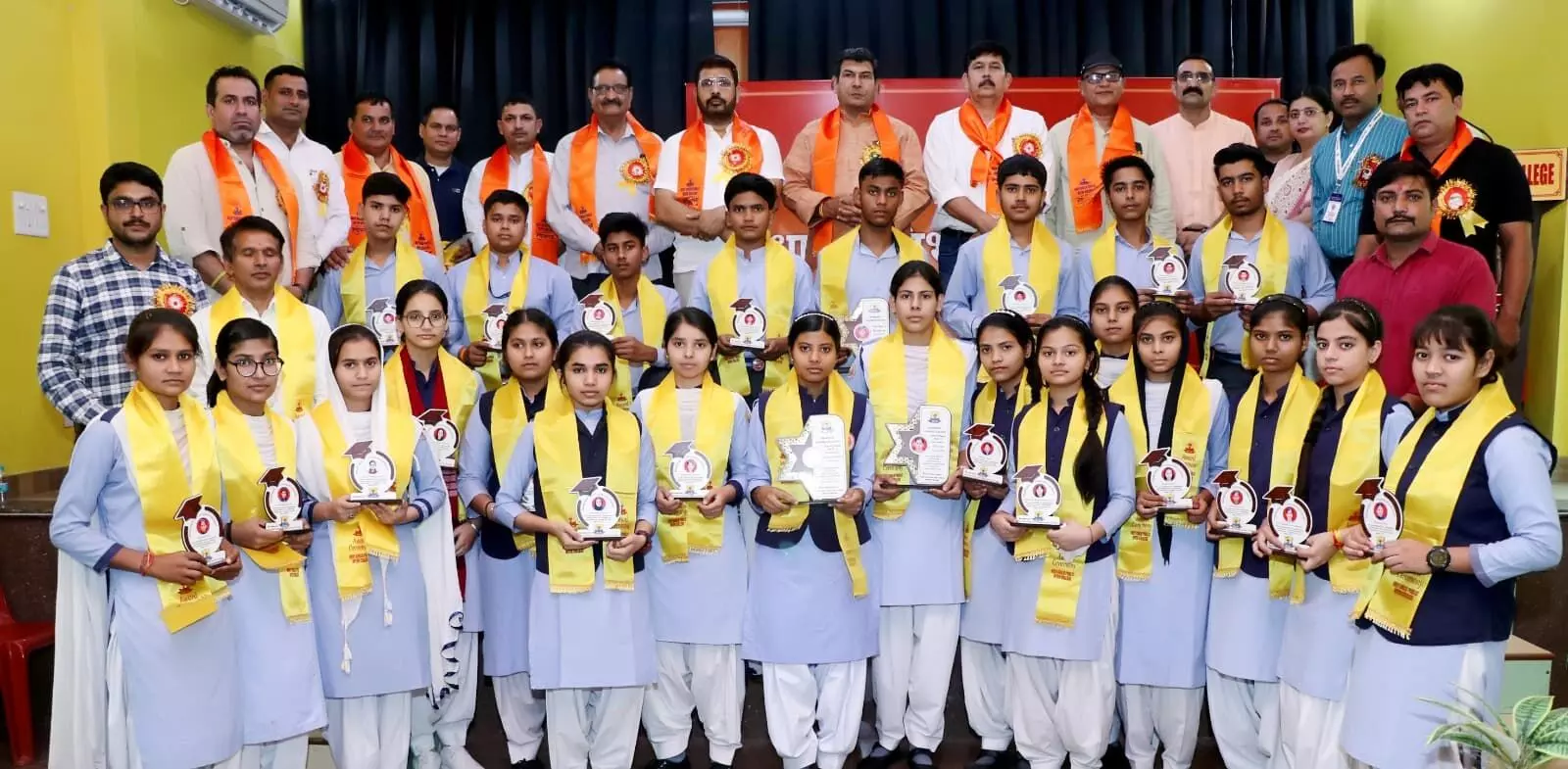 होली चाइल्ड स्कूल मे मेधावी प्रतिभा सम्मान समारोह- विद्यार्थी सम्मानित होली चाइल्ड स्कूल मे मेधावी प्रतिभा सम्मान समारोह- विद्यार्थी सम्मानित