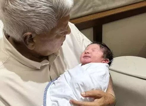 लालू परिवार से बेदखल तेज प्रताप को मिला- बड़े पापा बनने का सौभाग्य