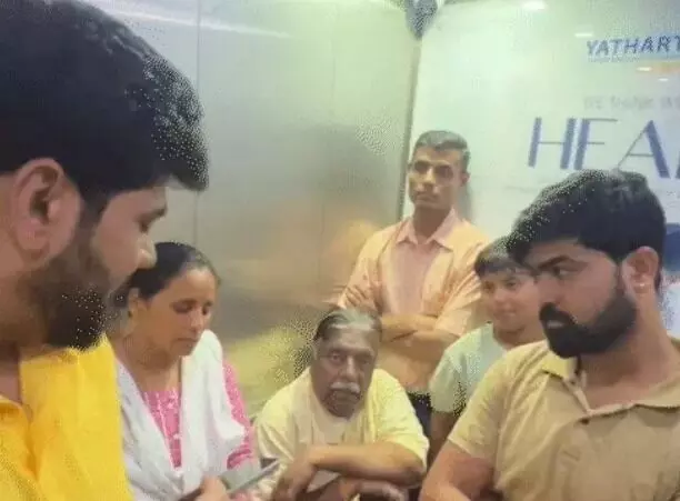 अस्पताल की लिफ्ट में फंसे 16 लोगों की 30 मिनट तक अटकी रही जान अस्पताल की लिफ्ट में फंसे 16 लोगों की 30 मिनट तक अटकी रही जान