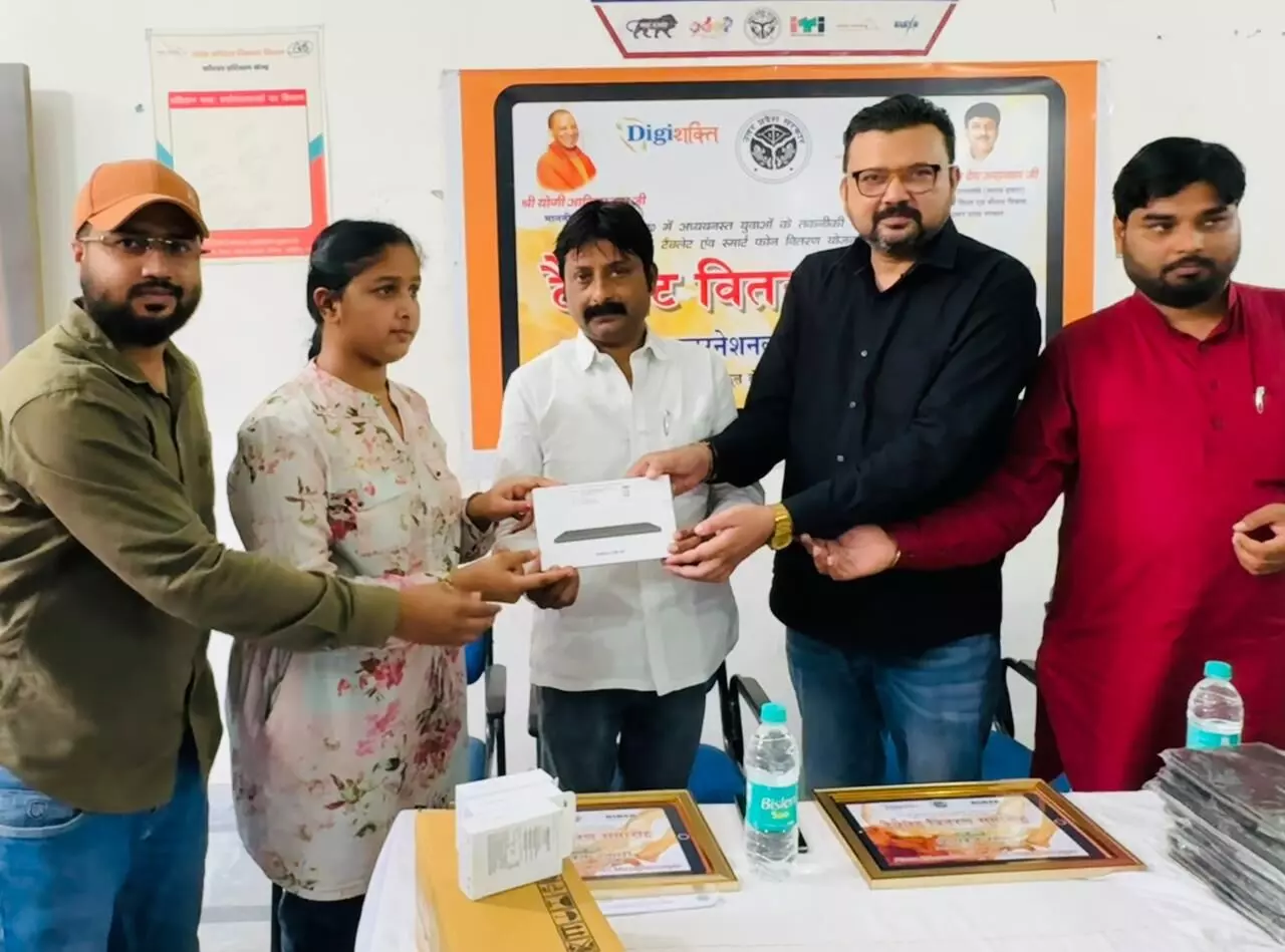 प्राइवेट आईटीआई कॉलेज के स्टूडेंट को मिले टैबलेट- बोले थैंक यू सरकार प्राइवेट आईटीआई कॉलेज के स्टूडेंट को मिले टैबलेट- बोले थैंक यू सरकार