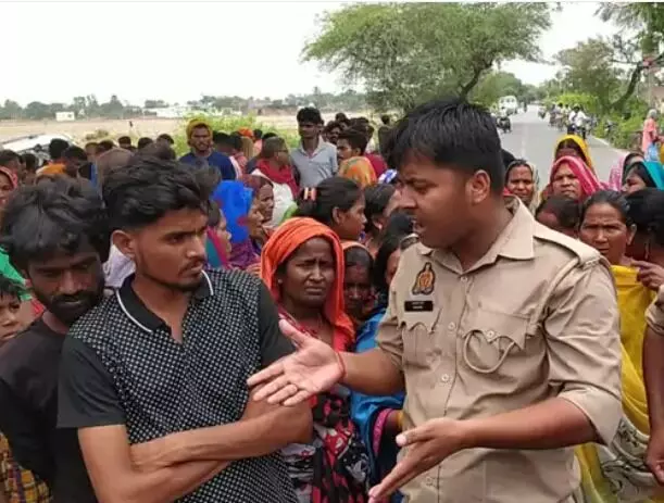 बाइक सवार को रौंदकर पेड़ से टकराई स्कॉर्पियो- ग्रामीणों ने लगाया जाम बाइक सवार को रौंदकर पेड़ से टकराई स्कॉर्पियो- ग्रामीणों ने लगाया जाम