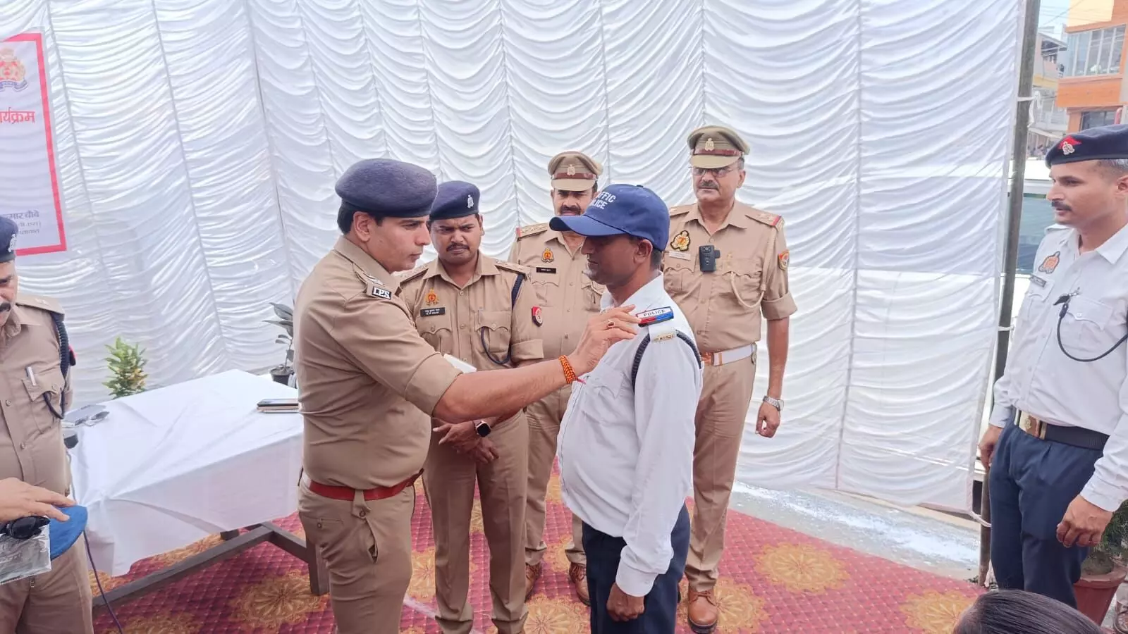 SSP ने हीटवेव से बचाव को ट्रैफिक पुलिसकर्मियों को वितरित की किट SSP ने हीटवेव से बचाव को ट्रैफिक पुलिसकर्मियों को वितरित की किट
