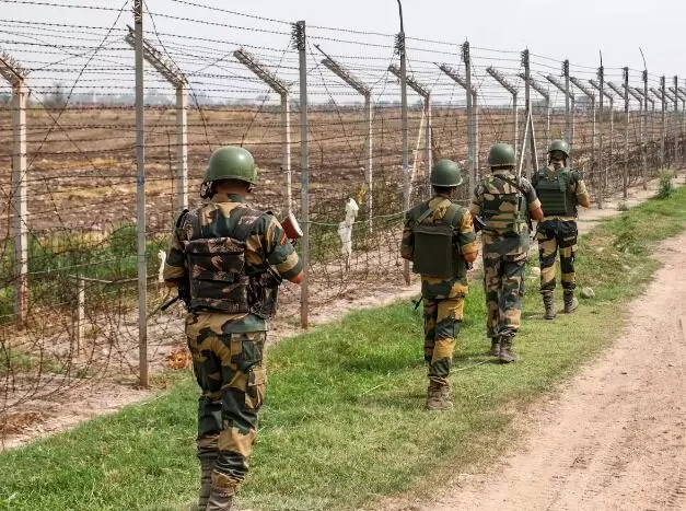 अब बांग्लादेश बॉर्डर पर बढ़ा तनाव- बॉर्डर पार भीड़ पर BSF ने चलाई... अब बांग्लादेश बॉर्डर पर बढ़ा तनाव- बॉर्डर पार भीड़ पर BSF ने चलाई...