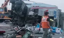 एक्सप्रेस वे पर हादसा- टक्कर के बाद सड़क पर पलटी बस- मौके पर चीख पुकार एक्सप्रेस वे पर हादसा- टक्कर के बाद सड़क पर पलटी बस- मौके पर चीख पुकार