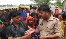 बाइक सवार को रौंदकर पेड़ से टकराई स्कॉर्पियो- ग्रामीणों ने लगाया जाम बाइक सवार को रौंदकर पेड़ से टकराई स्कॉर्पियो- ग्रामीणों ने लगाया जाम