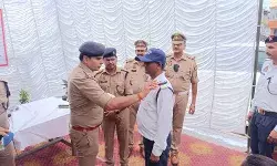 SSP ने हीटवेव से बचाव को ट्रैफिक पुलिसकर्मियों को वितरित की किट SSP ने हीटवेव से बचाव को ट्रैफिक पुलिसकर्मियों को वितरित की किट