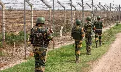 अब बांग्लादेश बॉर्डर पर बढ़ा तनाव- बॉर्डर पार भीड़ पर BSF ने चलाई...