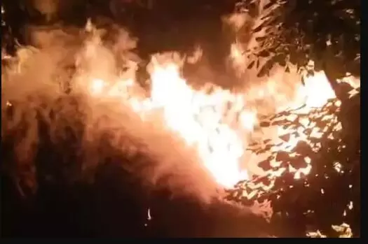 घर में लगी आग में गृहस्ती का सारा सामान जलकर हुआ राख घर में लगी आग में गृहस्ती का सारा सामान जलकर हुआ राख