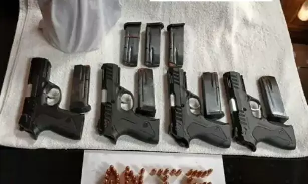 ढाबे पर पुलिस का छापा-चार पिस्टल, हेरोइन एवं कारतूस बरामद ढाबे पर पुलिस का छापा-चार पिस्टल, हेरोइन एवं कारतूस बरामद