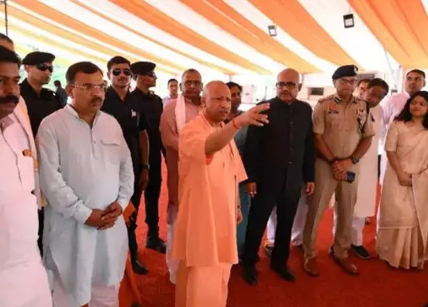 PM के कार्यक्रम की तैयारियों को देखने पहुंचे सीएम योगी- दिए निर्देश PM के कार्यक्रम की तैयारियों को देखने पहुंचे सीएम योगी- दिए निर्देश