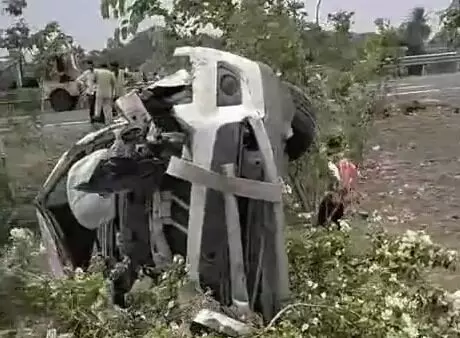 एक्सप्रेस वे पर बेकाबू हुई STF की गाड़ी पलटी- दो जवानों की मौत एक्सप्रेस वे पर बेकाबू हुई STF की गाड़ी पलटी- दो जवानों की मौत