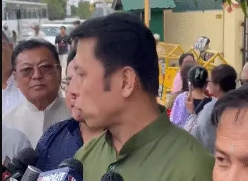 गवर्नर के पास पहुंचे BJP के 10 विधायकों ने किया सरकार बनाने का दावा