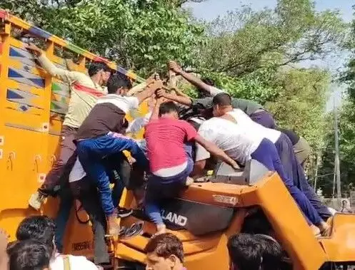 दो ट्रकों के बीच आमने सामने की टक्कर-फंसे ड्राइवर को पब्लिक ने.. दो ट्रकों के बीच आमने सामने की टक्कर-फंसे ड्राइवर को पब्लिक ने..