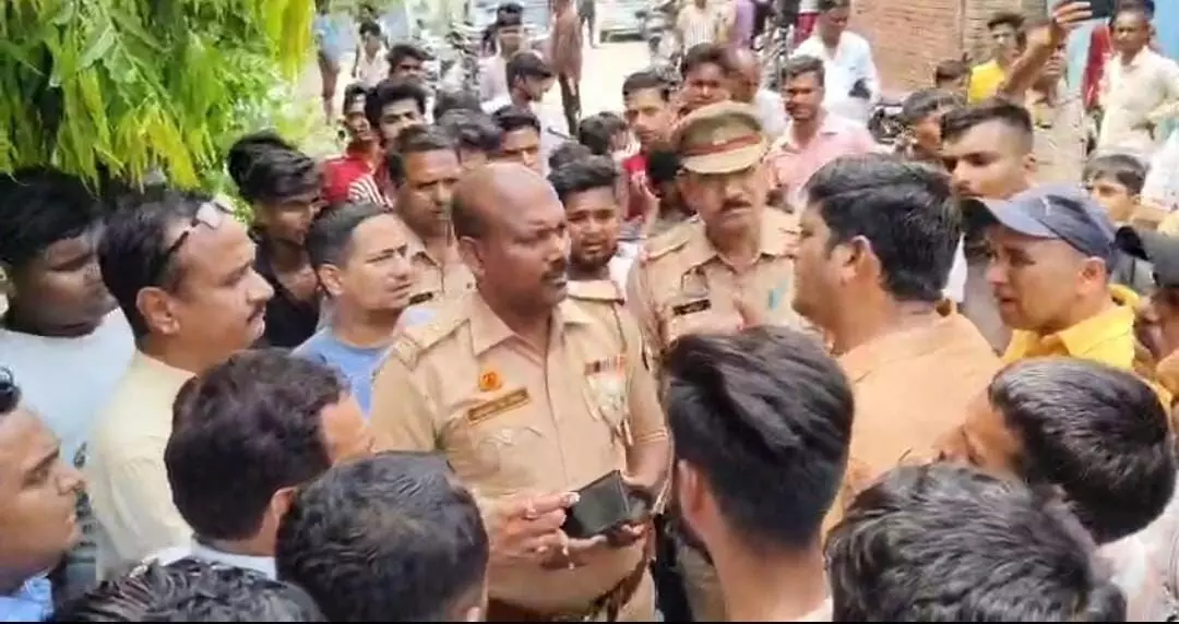 छात्रा से छेड़छाड़ के बाद स्कूल, क्लीनिक सील- बुलडोजर की कार्रवाई की मांग