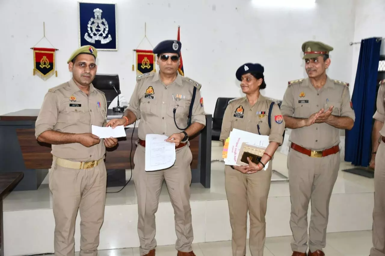 कोर्ट पैरोकार व कोर्ट मोहर्रिर के साथ गोष्ठी- SSP ने दिया नगद पुरस्कार कोर्ट पैरोकार व कोर्ट मोहर्रिर के साथ गोष्ठी- SSP ने दिया नगद पुरस्कार