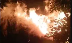 घर में लगी आग में गृहस्ती का सारा सामान जलकर हुआ राख घर में लगी आग में गृहस्ती का सारा सामान जलकर हुआ राख