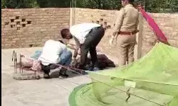 मच्छरदानी के भीतर महिला को धारदार हथियारों से काटा-पुलिस भी सन्न मच्छरदानी के भीतर महिला को धारदार हथियारों से काटा-पुलिस भी सन्न