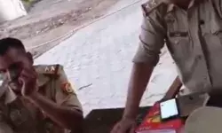 पेड़ की छांव में घूसखोरी- रिश्वतखोर दोनों सब इंस्पेक्टर किये सस्पेंड पेड़ की छांव में घूसखोरी- रिश्वतखोर दोनों सब इंस्पेक्टर किये सस्पेंड