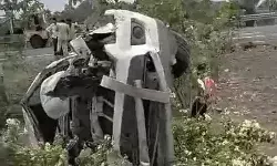 एक्सप्रेस वे पर बेकाबू हुई STF की गाड़ी पलटी- दो जवानों की मौत एक्सप्रेस वे पर बेकाबू हुई STF की गाड़ी पलटी- दो जवानों की मौत