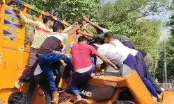 दो ट्रकों के बीच आमने सामने की टक्कर-फंसे ड्राइवर को पब्लिक ने..