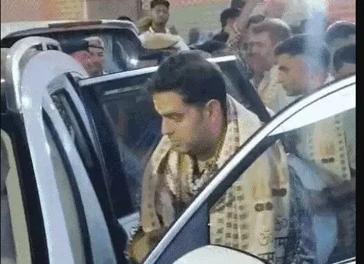 काशी विश्वनाथ पहुंचे आकाश अंबानी ने बाबा के सामने टेका मत्था काशी विश्वनाथ पहुंचे आकाश अंबानी ने बाबा के सामने टेका मत्था