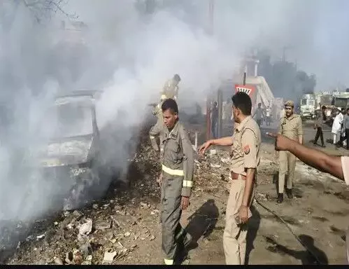 कबाड़ की दुकान के सामने खड़ी गाड़ियों में लगी आग- दर्जनों कारें जलकर.. कबाड़ की दुकान के सामने खड़ी गाड़ियों में लगी आग- दर्जनों कारें जलकर..