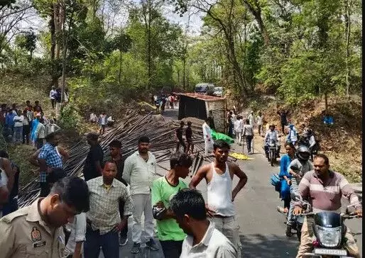 ढलान पर पलटे ट्रेलर में लगी आग- ड्राइवर की भीतर ही जिंदा जलकर मौत ढलान पर पलटे ट्रेलर में लगी आग- ड्राइवर की भीतर ही जिंदा जलकर मौत