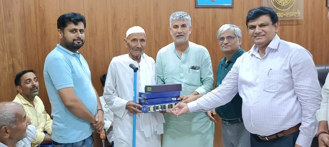 विधायक ने बुजुर्गों को बांटी व्हील चेयर, कान की मशीन सहित अन्य सामान विधायक ने बुजुर्गों को बांटी व्हील चेयर, कान की मशीन सहित अन्य सामान