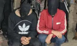 घेराबंदी में सुरक्षा बलों की गोलियों से डरे आतंकियों का सरेंडर घेराबंदी में सुरक्षा बलों की गोलियों से डरे आतंकियों का सरेंडर