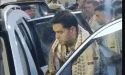 काशी विश्वनाथ पहुंचे आकाश अंबानी ने बाबा के सामने टेका मत्था