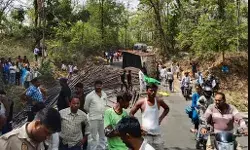 ढलान पर पलटे ट्रेलर में लगी आग- ड्राइवर की भीतर ही जिंदा जलकर मौत ढलान पर पलटे ट्रेलर में लगी आग- ड्राइवर की भीतर ही जिंदा जलकर मौत