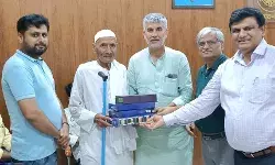 विधायक ने बुजुर्गों को बांटी व्हील चेयर, कान की मशीन सहित अन्य सामान