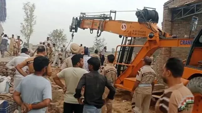 पटाखा फैक्ट्री में हुए ब्लास्ट से उड़े बिल्डिंग के चिथड़े-पांच की मौत- कई के..