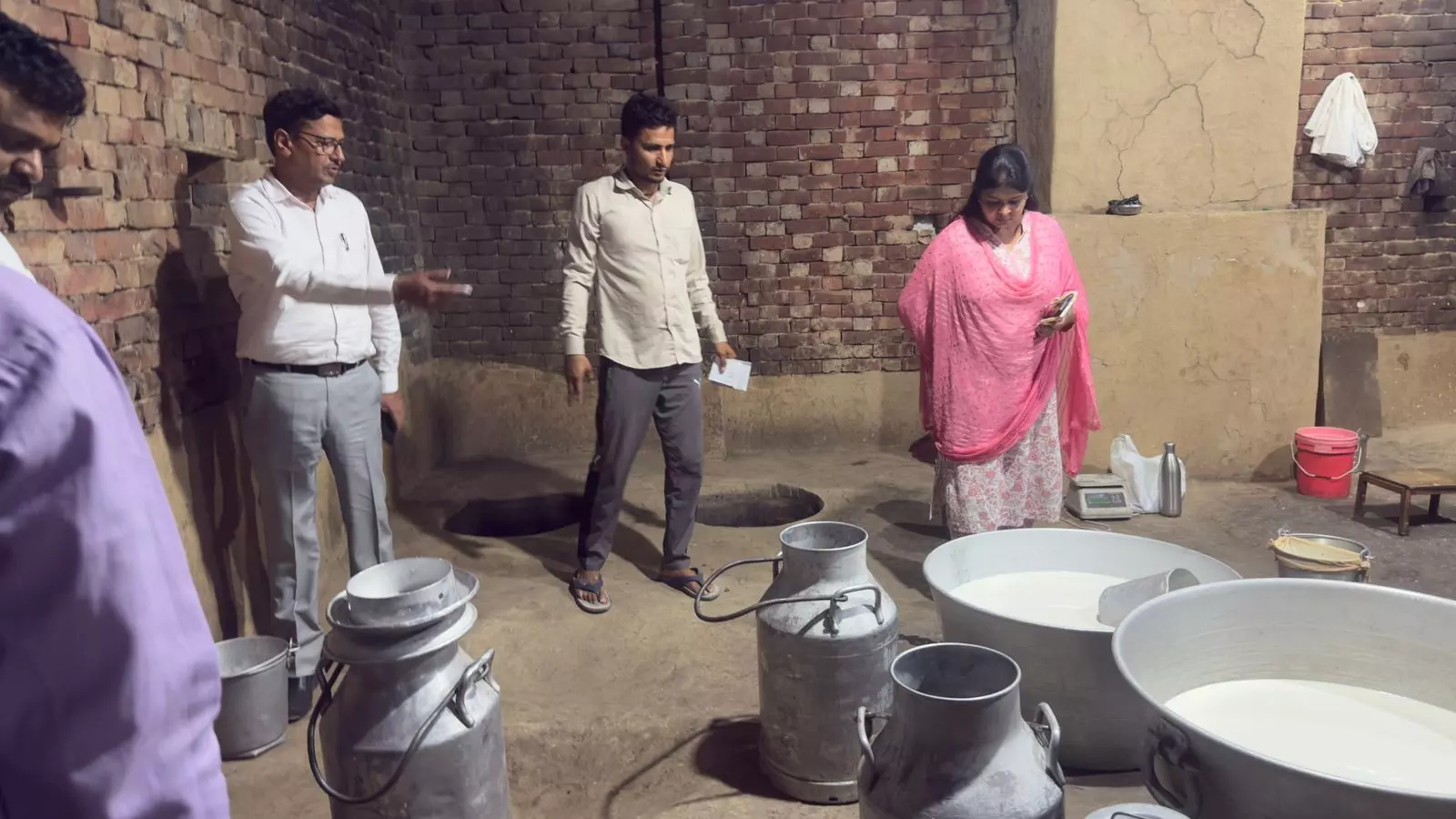 सेहत महकमे का मावा भट्टियों पर छापा-मिला सिंथेटिक मावा-भरे सैंपल सेहत महकमे का मावा भट्टियों पर छापा-मिला सिंथेटिक मावा-भरे सैंपल