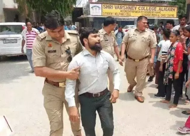 रसिया असिस्टेंट प्रोफेसर की छात्राओं ने कॉलेज में ही की ठुकाई