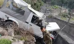 उरी में हादसा-ट्विन ब्रिज के पास पलटी पुलिस की गाड़ी- आठ जवान.. उरी में हादसा-ट्विन ब्रिज के पास पलटी पुलिस की गाड़ी- आठ जवान..