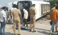 ओवरब्रिज पर बेकाबू बस ने खायें दो पलटे-3 महिलाओं 2 पुरुषों की मौत ओवरब्रिज पर बेकाबू बस ने खायें दो पलटे-3 महिलाओं 2 पुरुषों की मौत