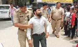 रसिया असिस्टेंट प्रोफेसर की छात्राओं ने कॉलेज में ही की ठुकाई रसिया असिस्टेंट प्रोफेसर की छात्राओं ने कॉलेज में ही की ठुकाई