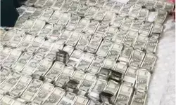 छापा पड़ते ही इंजीनियर की खिड़की से बरसने लगी 500 के नोटों की गड्डियां छापा पड़ते ही इंजीनियर की खिड़की से बरसने लगी 500 के नोटों की गड्डियां