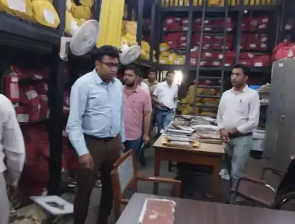 औचक निरीक्षण में डीएम ने राजस्व अभिलेखागार में पकड़ा बाहरी व्यक्ति