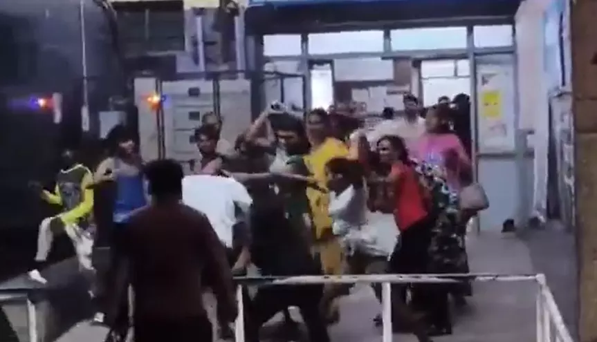 न्यूड किन्नरों का हॉस्पिटल में तांडव- डॉक्टरों को दौड़ा दौड़ा कर पीटा